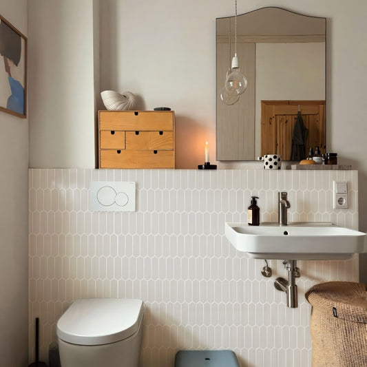 rinovim VLORA Klebefliesen Greige Bad – warmes Greige in Naturoptik im Badezimmer, spritzwassergeschützt & rückstandslos entfernbar, ideal für Mietwohnungen