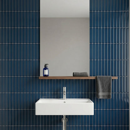 rinovim LINEA Klebefliesen Petrol Bad – kühles Petrol-Blau mit Linienstruktur im Badezimmer, spritzwassergeschützt & rückstandslos entfernbar, ideal für Mietwohnungen