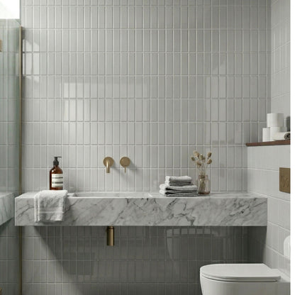 rinovim ARIA Klebefliesen Reinweiß Bad – cleanes Reinweiß mit feiner Struktur im Badezimmer, spritzwassergeschützt & rückstandslos entfernbar, ideal für Mietwohnungen