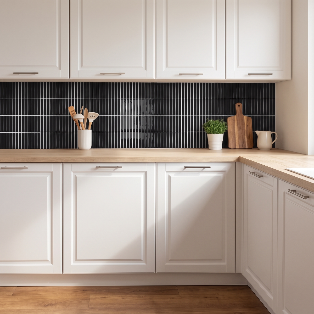Stela Klebefliesen Tiefes Ebenholzschwarz in der Küche